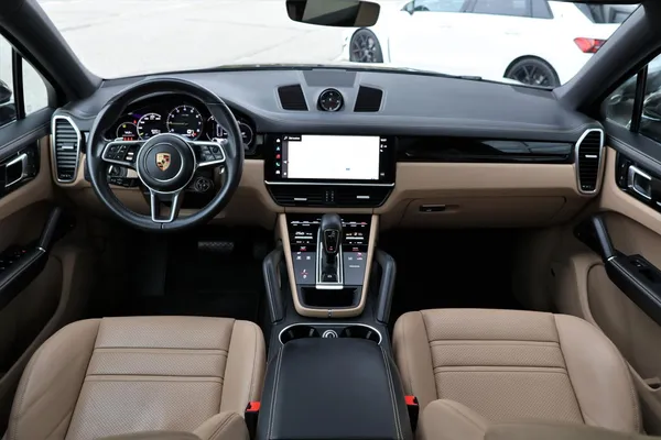 Car image 18