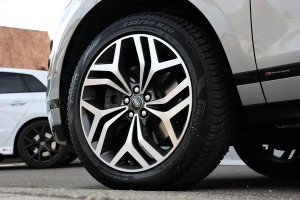 Car image 9