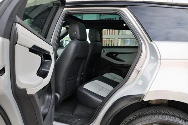 Car image 14