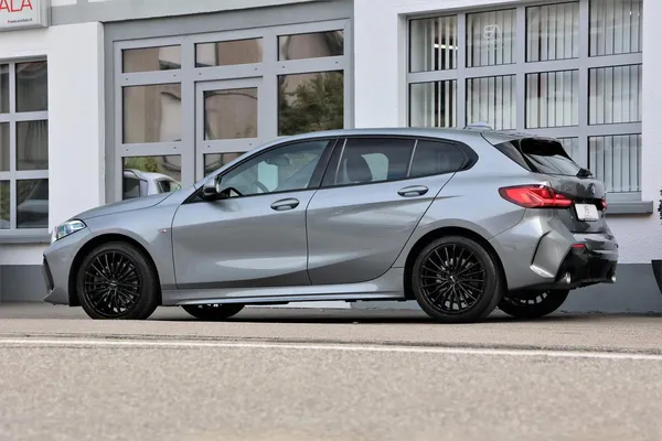 Car image 4