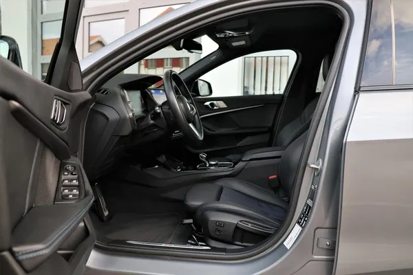 Car image 10
