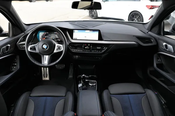 Car image 16