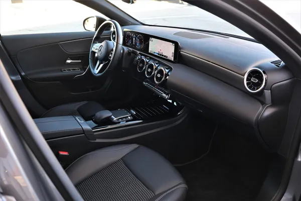 Car image 19