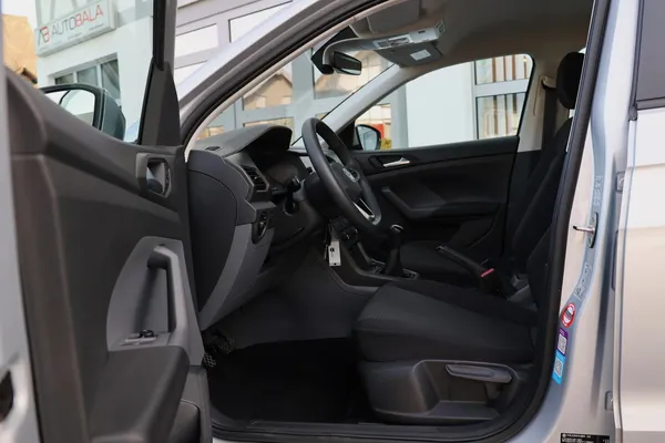 Car image 12