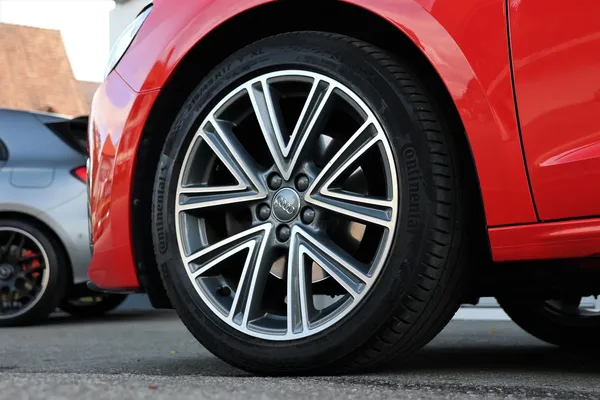 Car image 9