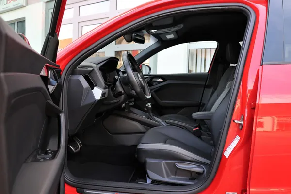 Car image 10