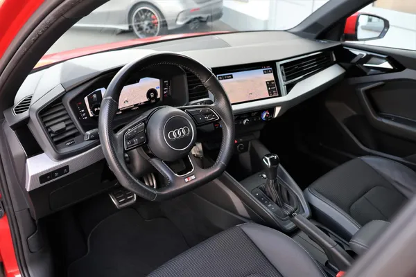 Car image 11