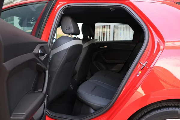 Car image 13