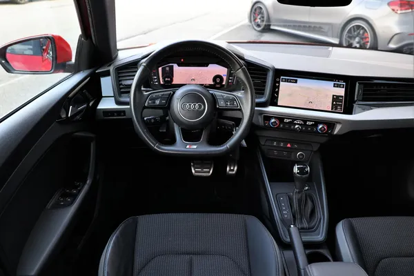 Car image 14