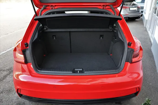 Car image 19