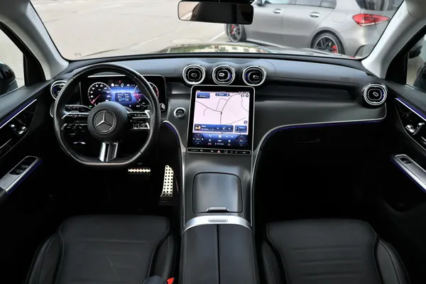 Car image 17