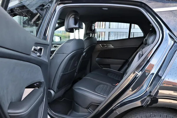 Car image 14