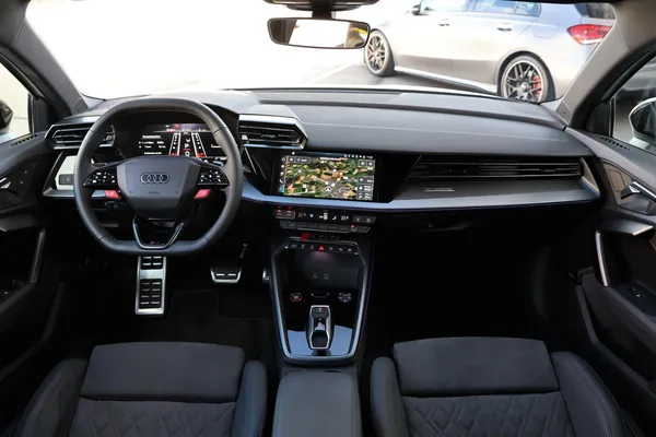 Car image 17