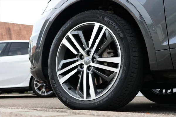 Car image 8