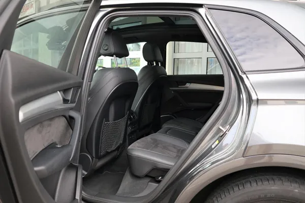 Car image 14