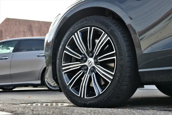 Car image 9