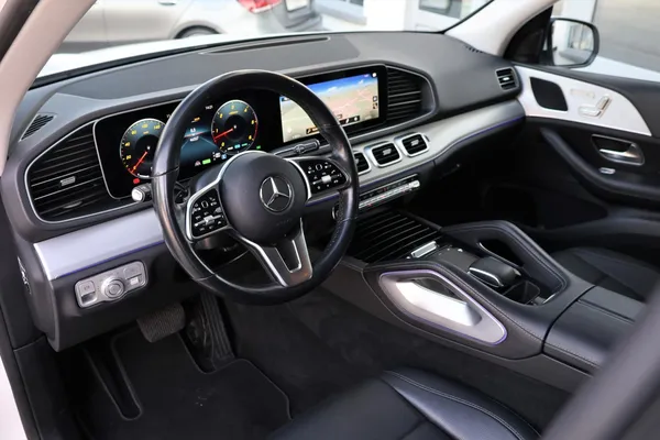 Car image 11