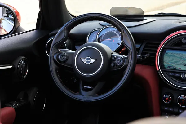 Car image 19
