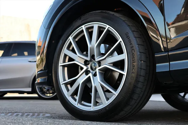 Car image 9