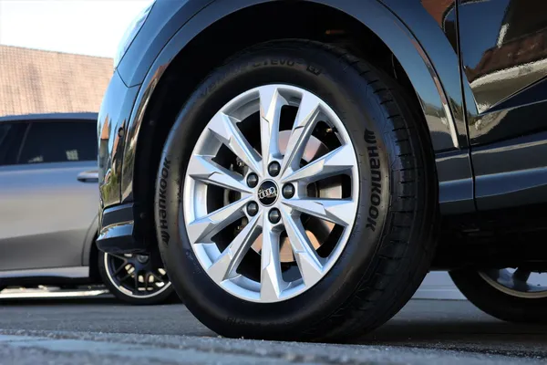 Car image 8