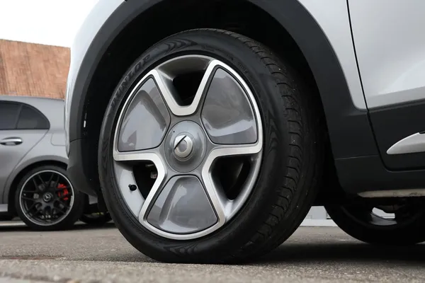 Car image 9