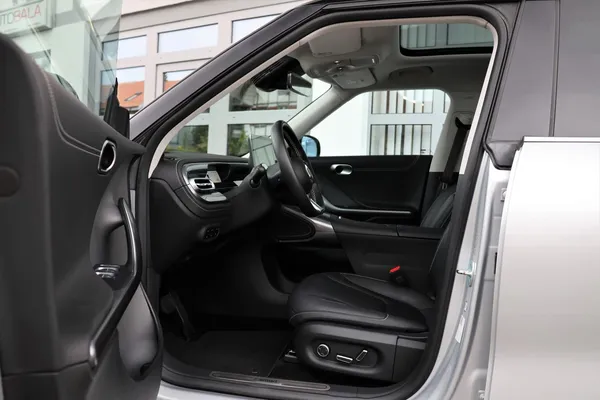 Car image 10
