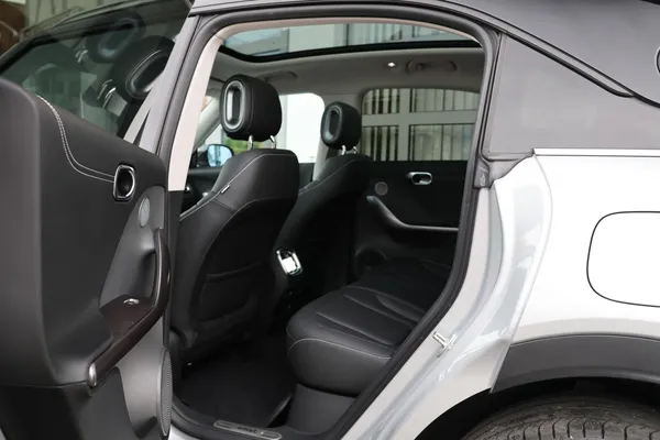 Car image 13