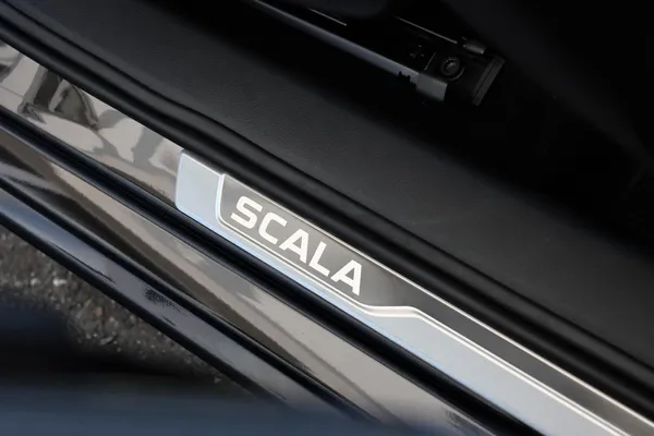 Car image 19