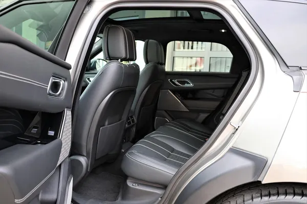 Car image 13