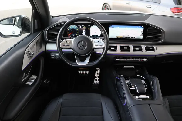 Car image 14