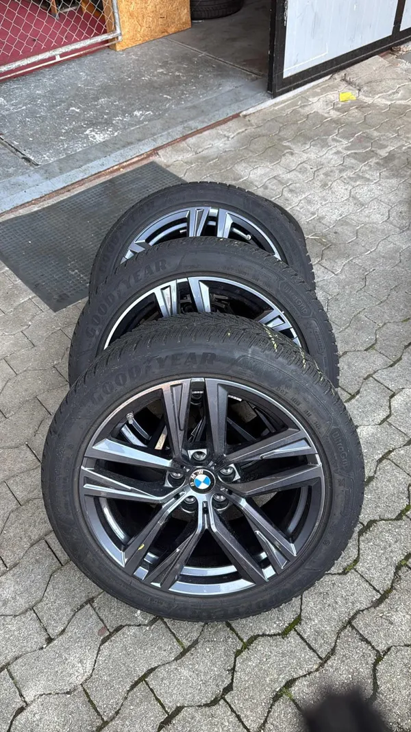 Car image 32