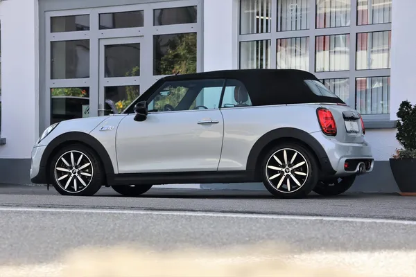 Car image 4