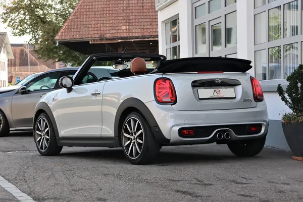 Car image 11