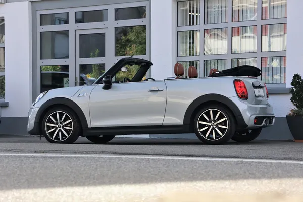 Car image 12