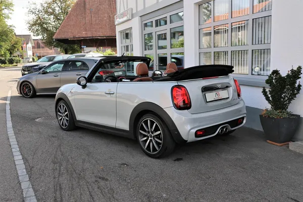Car image 15