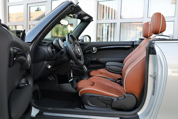 Car image 17