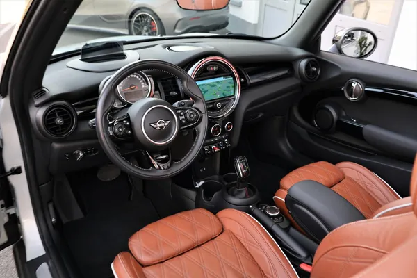 Car image 18