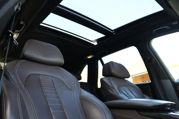 Car image 24