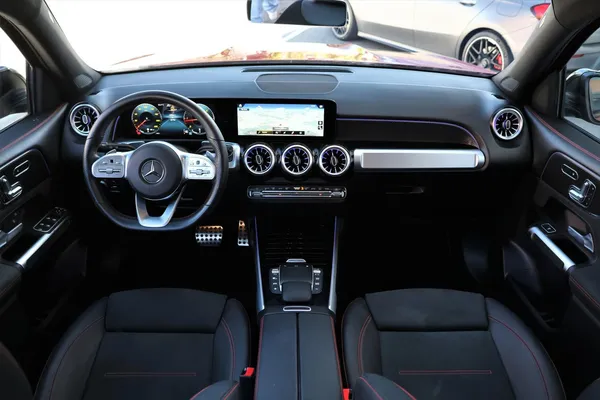 Car image 19