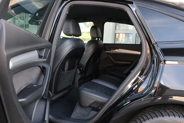 Car image 14