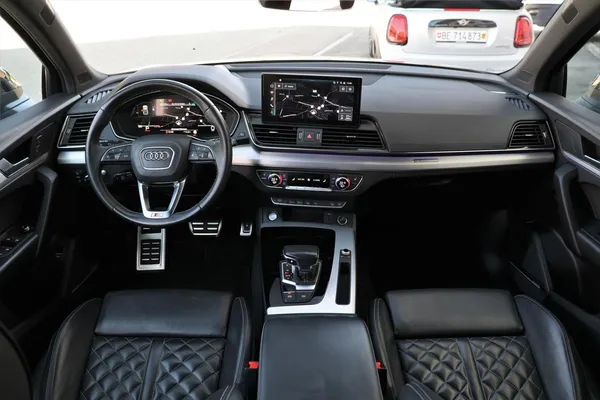 Car image 17