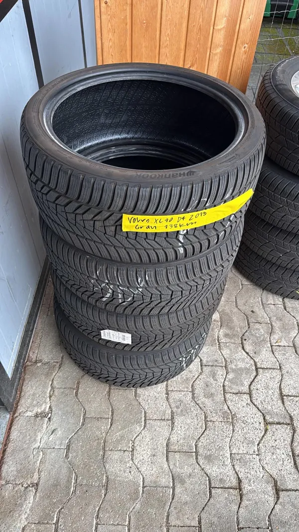 Car image 26