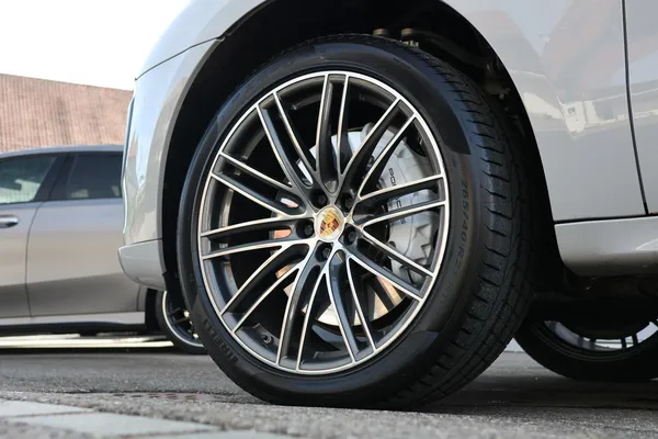 Car image 9