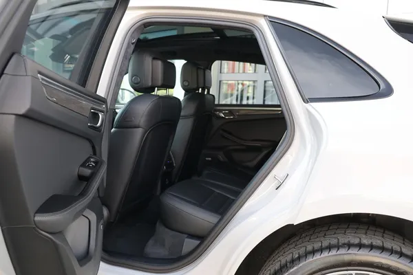 Car image 14