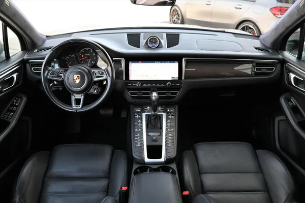 Car image 17