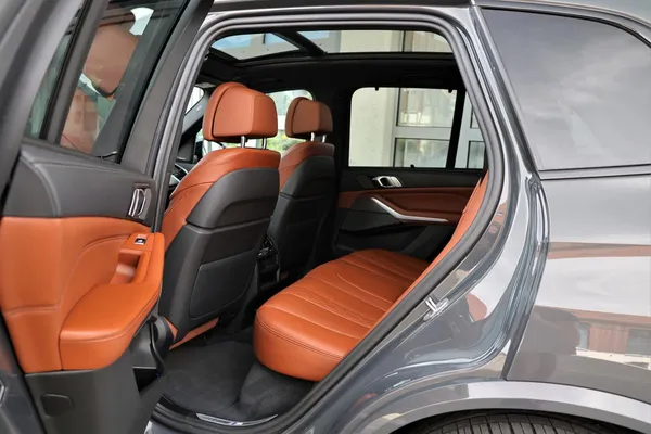 Car image 12