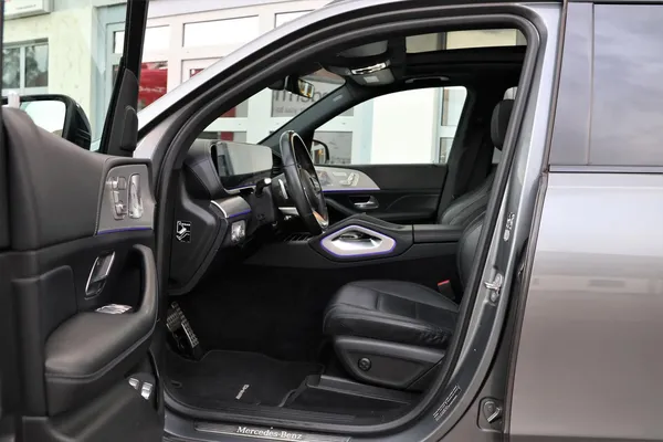 Car image 9
