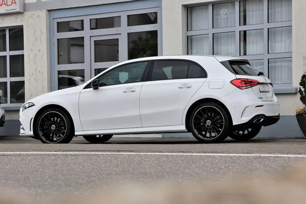 Car image 4