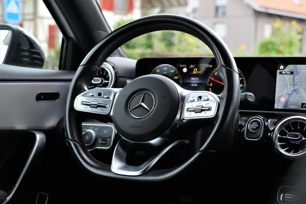 Car image 14