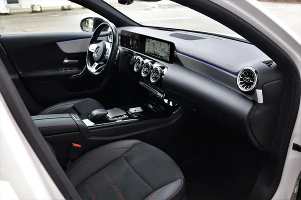 Car image 18